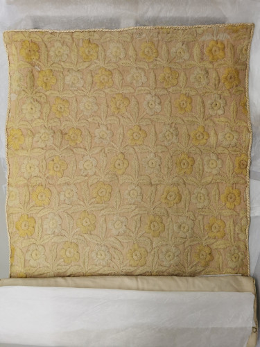 Coverlet embroidered with flowers in whites and yellows